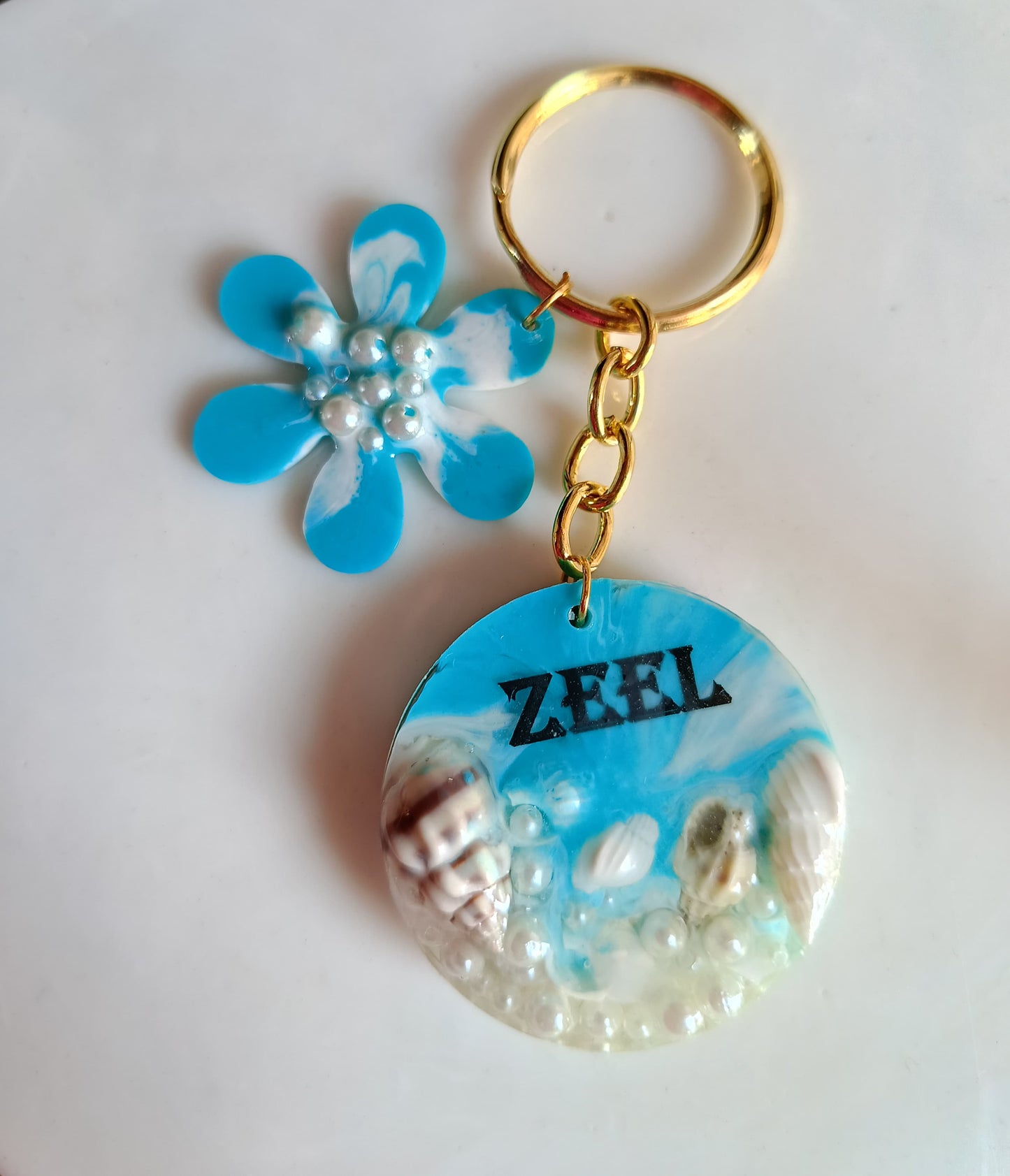 Personalized epoxy resin keychain with name or letter – KraftedKey