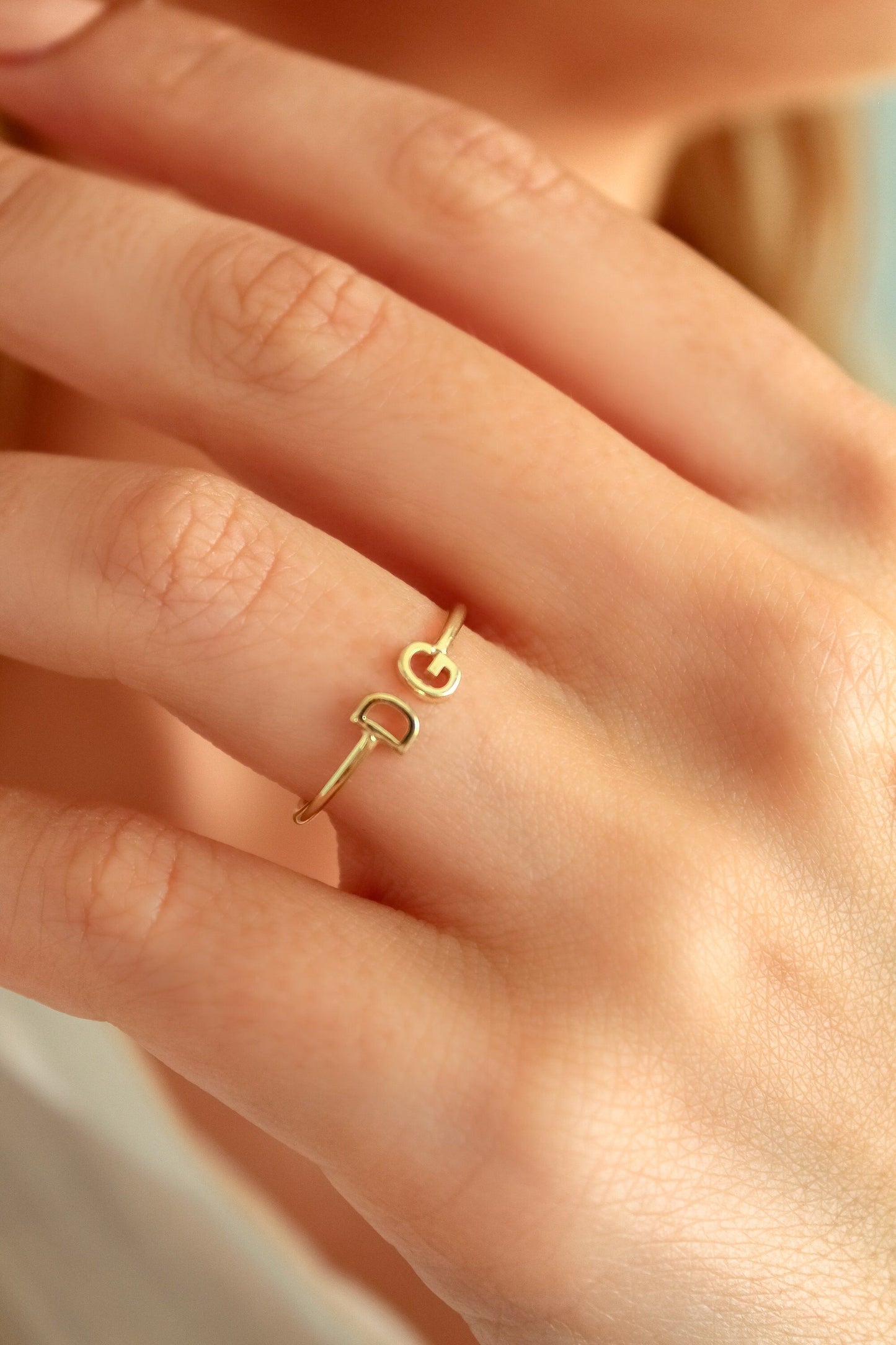 DOUBLE LETTER INITIAL RING 𓏌