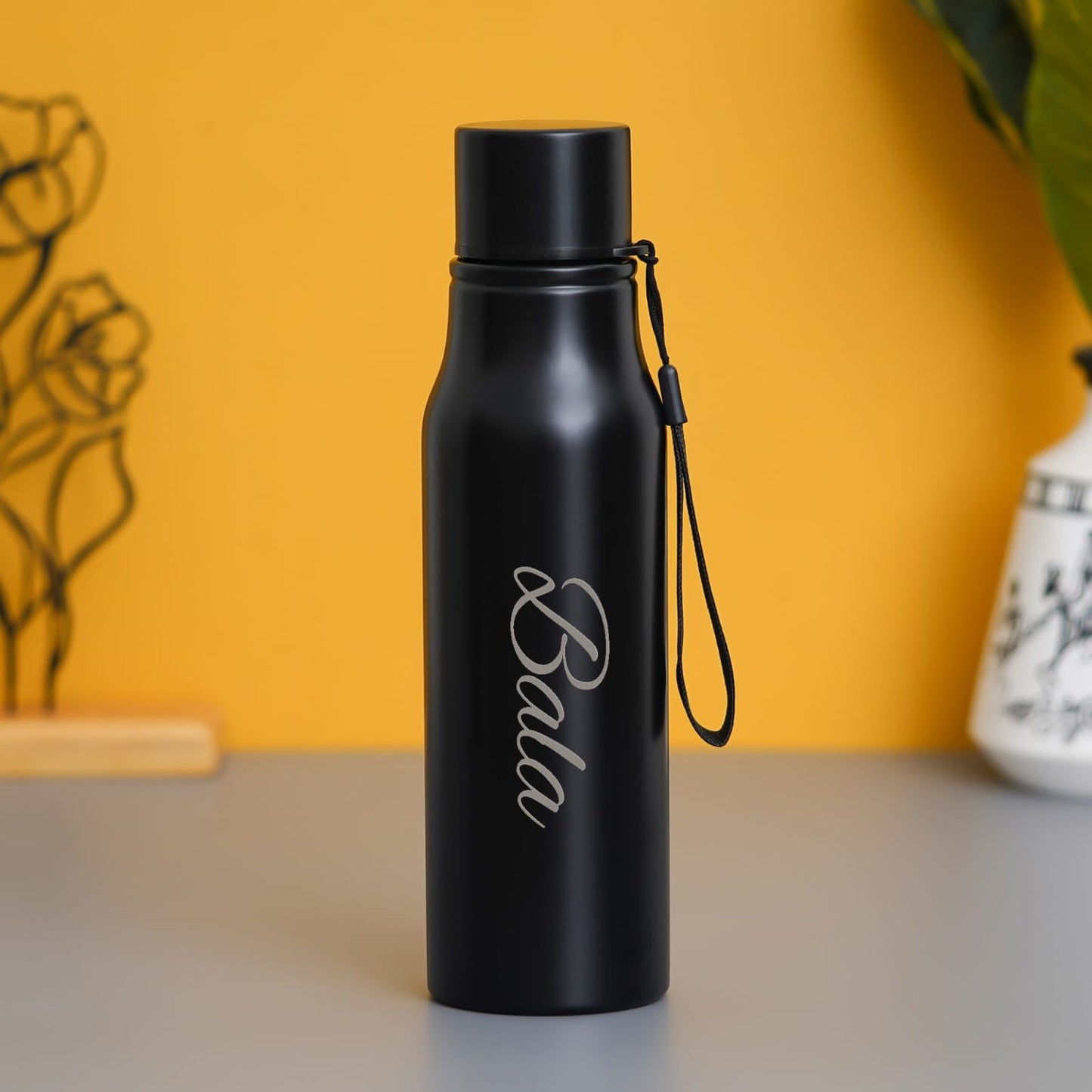 Custom photo and logo printed on an 800 ml matte black stainless-steel bottle—keeps drinks cold 24 hrs, hot 12 hrs.
