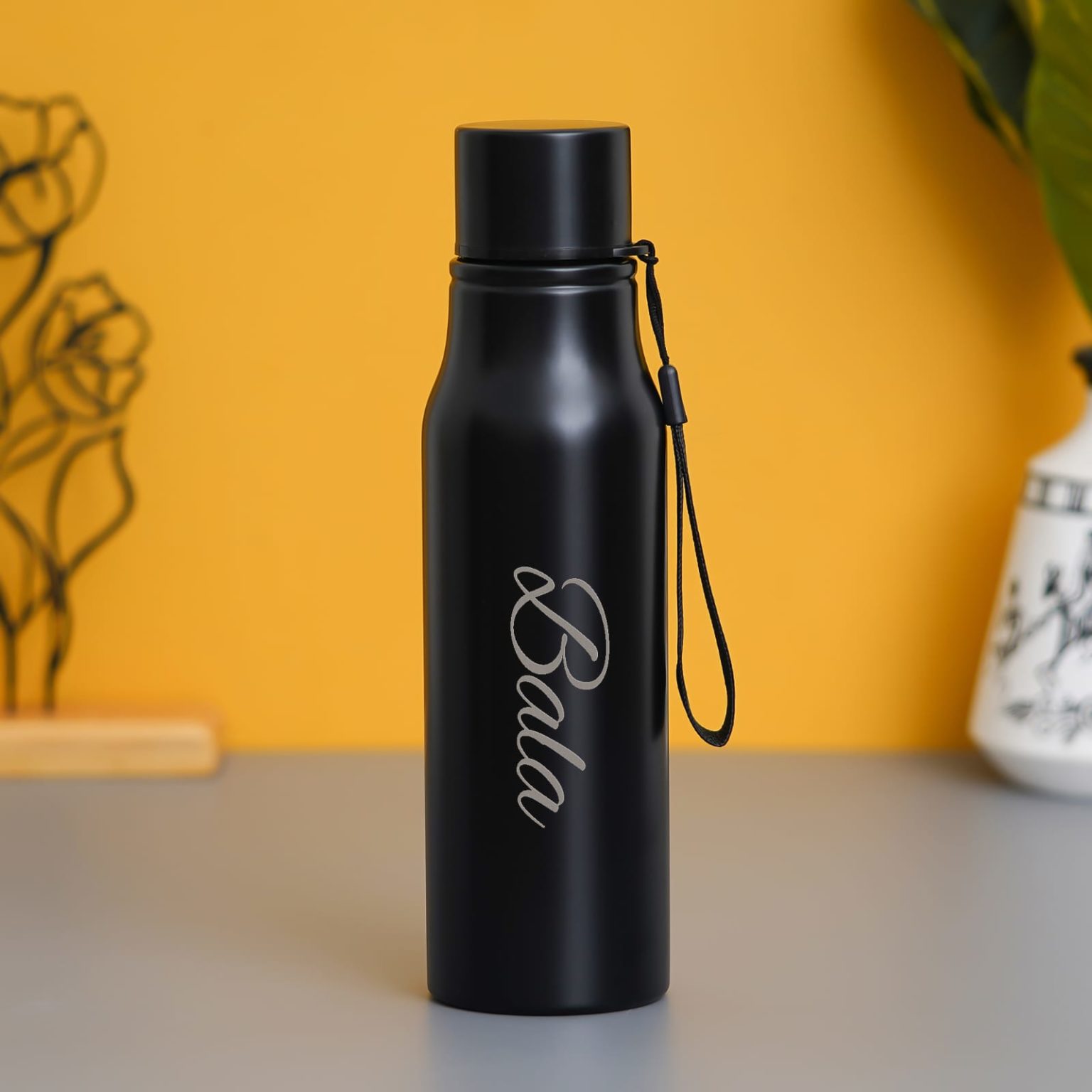 Custom photo and logo printed on an 800 ml matte black stainless-steel bottle—keeps drinks cold 24 hrs, hot 12 hrs.